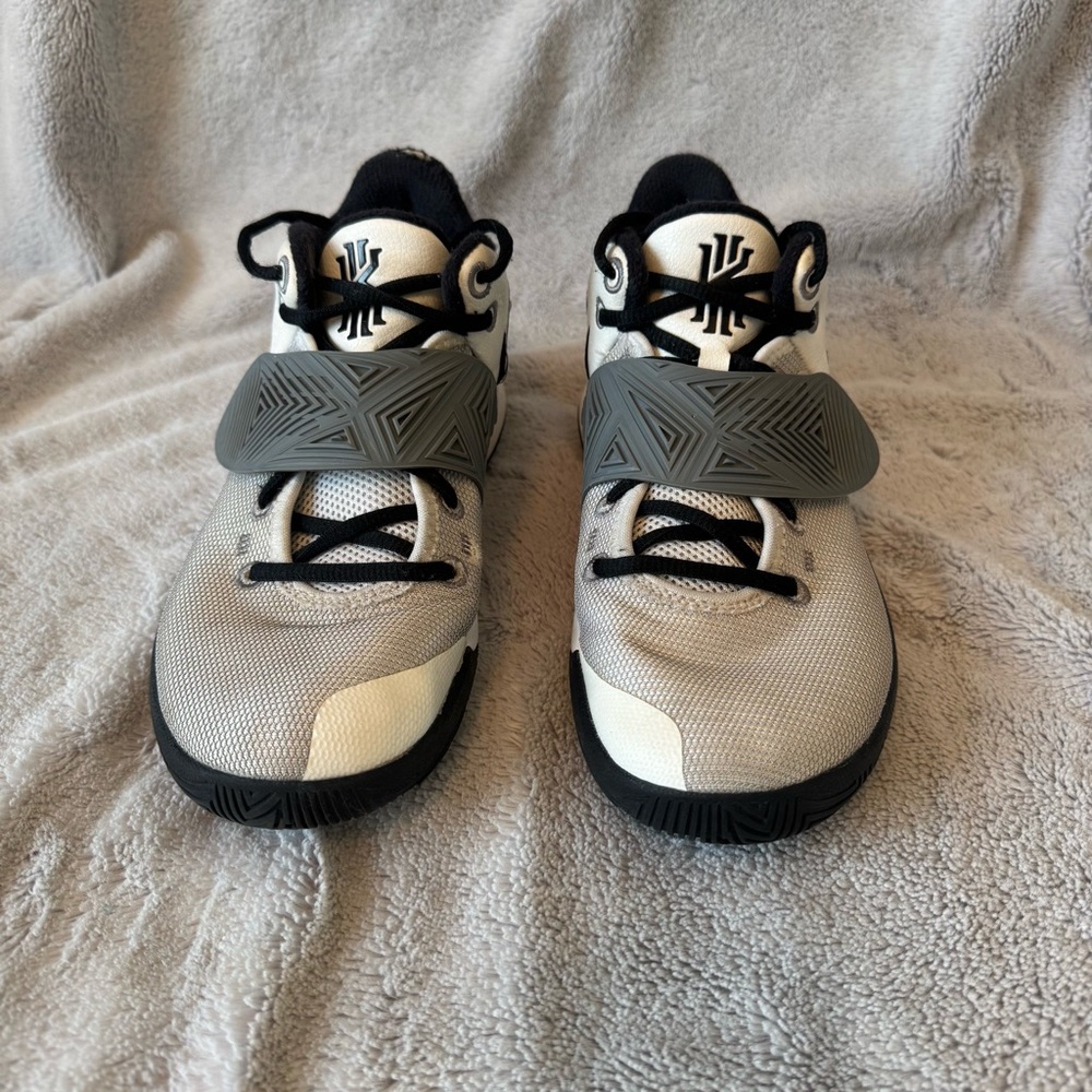 Nike Zoom Kyrie Flytrap 3 JBY White and Gray Athletic Shoes Men’s Size 7.5‎